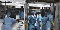 <p>Agentes entram em centro de tratamento de Ebola em Monróvia</p>  Foto: James Giahyue / Reuters