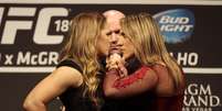 Ronda Rousey e Bethe Correia fazem primeira encarada para anúncio do combate entre as duas, no UFC 190, no Rio de Janeiro  Foto: Dhavid Normando / Futura Press