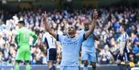 Fernando comemora gol na vitória do Manchester City  Foto: Jon Super / AP