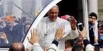<p>Para esta primeira visita a Nápoles, o primeiro Papa latino-argentino percorreu no papamóvel as ruas lotadas da cidade</p>  Foto: Reuters en español