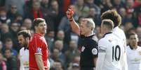 Gerrard nem tentou argumentar com a arbitragem  Foto: Carl Recine / Reuters