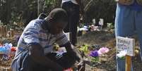 Homem em cemit&eacute;rio para v&iacute;timas do Ebola em Suakoko, na Lib&eacute;ria.  11/03/2015  Foto: James Giahyue / Reuters
