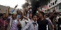 <p>Manifestantes anti-Houthi protestam na cidade iemenita de&nbsp;Taiz, em&nbsp;23 de mar&ccedil;o</p>  Foto: Anees Mahyoub / Reuters