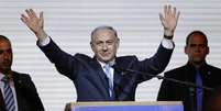 Premiê israelense Benjamin Netanyahu comemora vitória em eleição, em 18 de março  Foto: Amir Cohen / Reuters