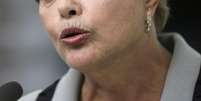 La presidenta Dilma Rousseff en una rueda de prensa en el palacio Planalto en Brasilia, mar 16 2015. La popularidad de la presidenta Dilma Rousseff sigue desplomándose, de acuerdo a un nuevo sondeo publicado el lunes que mostró que el 64,8 por ciento de los brasileños califica negativamente a su Gobierno, mientras que solamente el 10,8 por ciento ve su desempeño como positivo.  Foto: Ueslei Marcelino (BRAZIL - Tags: POLITICS) / Reuters