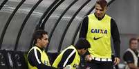 Guerrero no banco durante Corinthians x Portuguesa; pedidos para ficar  Foto: Fernando Dantas / Gazeta Press