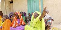 Mulheres que conseguiram escapar da investida do grupo Boko Haram na cidade de Damasak, na Nigéria  Foto: Joe Penney / Reuters