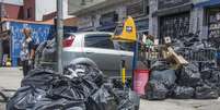 <p>Rua na cidade de&nbsp;S&atilde;o Caetano do Sul, no ABC paulista, recebe lixo acumulado nesta quarta-feira (25)&nbsp;no terceiro dia da greve de garis</p>  Foto: Daniel Sobral / Futura Press