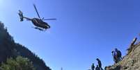 Equipes de resgate contam com a ajuda de helicópteros para transportar os restos do avião da Germanwings que caiu nos alpes franceses  Foto: Francis Pellier / AP/ Ministério do Interior da França