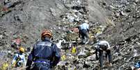 Socorristas fazem buscas no local do acidente com o avião da Germanwings  Foto: Francis Pellier / AP/ Ministério do Interior da França