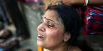 Mulher chora após tumulto em festival que deixou mortos  Foto: Twitter