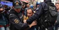 <p>Polícia prende um manifestante durante protesto em Ancara, em 11 de março</p>  Foto: Stringer / Reuters