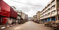 <p>Uma rua geralmente movimentada ficou deserta na cidade de Freetown após o governo determinar que a população permaneça em casa por até três dias em uma tentativa de conter a epidemia do vírus ebola</p>  Foto: Michael Duff / AP