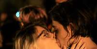 <p>Mulheres se beijam em ato contra a homofobia no Rio de Janeiro</p>  Foto: Ellan Lustosa / Futura Press