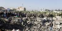 Pessoas cercam área alvo de um ataque aéreo nos arredores do aeroporto de Sanaa  Foto: Khaled Abdullah / Reuters