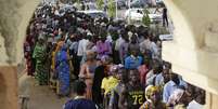 Nigerianos aguardam em fila para votar em um centro de votação em Yola, Nigéria, em 28 de março  Foto: Domingo Alamba / AP