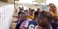 Nigerianos buscam os seus nomes nas listas de eleitores antes de participar da eleição presidencial em Lagos, Nigéria, neste sábado  Foto: Kunle Ogunfuyi / AP