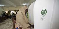 Nigeriana vota em uma seção eleitoral em Yola, Nigéria, em 28 de março  Foto: Sunday Alamba / AP