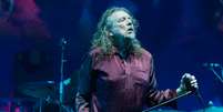 Robert Plant, eterno l&iacute;der do Led Zeppelin, se apresentou neste s&aacute;bado (28), no Lollapalooza, no Aut&oacute;dromo de Interlagos, em S&atilde;o Paulo  Foto: Osmar Portilho / Terra