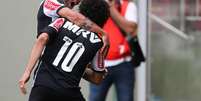 <p>Carlos comemora com Luan um dos gols do duelo</p>  Foto: Cristiane Mattos / Futura Press