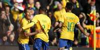 Brasil faz festa em gol de Roberto Firmino contra o Chile  Foto: John Sibley / Reuters