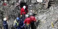 Equipes de resgate francesas inspecionam os restos do Airbus da Germanwings nos Alpes franceses, em 29 de março  Foto: Gonzalo Fuentes / Reuters