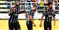 Vagner Love comemora primeiro gol com a camisa corintiana  Foto: Fabio Moraes / Futura Press