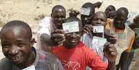 Atrasos causados por problemas na biometria do cartão eleitoral obrigaram as autoridades a prorrogarem a votação  Foto: AP