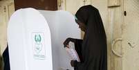 Nigeriana participa de votação para escolher novo presidente em uma unidade de votação em Daura, no noroeste do país  Foto: Akintunde Akinleye / Reuters
