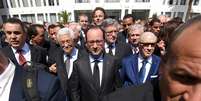 Presidente tunisiano, Beji Caid Essebsi (à direita), o presidente francês, François Hollande (ao centro), e o presidente Mahmoud Abbas, da Palestina (à esquerda) lideram marcha contra o terrorismo em Tunis, em 29 de março  Foto: Emmanuel Dunand / Reuters