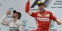 Vettel e Hamilton no pódio da Malásia... Ferrari mostra força e deve incomodar Mercedes  Foto: Mohd Rasfan / AFP
