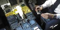 <p>Piloto na cabine de comando de avião da Germanwings</p>  Foto: Albert Gea / Reuters