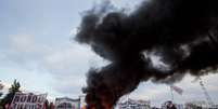 <p>Manifestantes bloqueiam rodoviam em Buenos Aires durante paralisação</p>  Foto: Victor R. Caivano / AP