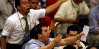 <p>Ibovespa encerrou com variação negativa de 0,02 %, a 53.729 pontos</p>  Foto: Paulo Whitaker / Reuters