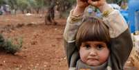 Desvendado mistério de foto viral de criança síria que 'se rende'  Foto: BBC News Brasil