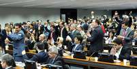 Deputados comemoram aprovação da admissibilidade da PEC da maioridade penal na CCJ  Foto: Laycer Tomaz / Agência Câmara