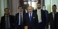 Chanceler francês Laurent Fabius caminha durante intervalo em reuniões com Irã em Lausanne. 31/03/2015.  Foto: Brendan Smialowski / Reuters