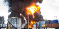 Incêndio de grandes proporções atinge tanques de combustível da empresa Ultracargo, na área industrial do bairro Alemoa, em Santos (SP)  Foto: delamonica / Futura Press