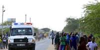 Ambulância segue em direção a universidade onde há agressores, em Garissa, no Quênia. 2/4/2015.  Foto: Noor Khamis / Reuters