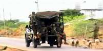 <p>Militares do Quênia a caminho da Universidade atacada pelo Al Shabaab</p>  Foto: via Reuters TV / Reuters