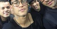 Neymar e Daniel Alves prestigiam cl&aacute;ssico do basquete espanhol  Foto: Andreu Dalmau / EFE