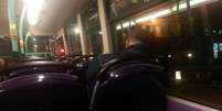 Ahmed aproveita as longas rotas noturnas dos ônibus de Londres para descansar  Foto: BBC News Brasil