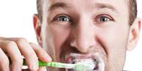 O problema pode surgir com hábitos como escovar os dentes com força e tomar bebidas muito ácidas  Foto: Jan Mika / Shutterstock