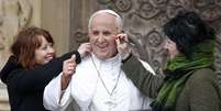 <p>Artistas fazem últimos retoques em estátua de cera do Papa Francisco</p>  Foto: Charles Platiau / Reuters