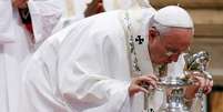 Papa celebra missa em semana de Páscoa e sopra em óleo abençoado na Basília de São Pedro  Foto: Giampiero Sposito / Reuters