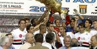 Rogério Ceni levanta a taça do Campeonato Paulista de 2005, o último título estadual do time tricolor  Foto: Djalma Vassão / Gazeta Press