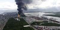 Vista aérea da coluna de fumaça em incêndio em tanques de combustíveis da Ultracargo em Santos 2/04/2015.  Foto: Paulo Whitaker / Reuters