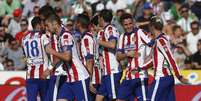 Jogadores do Atlético de Madrid festejam vitória fora de casa  Foto: Javier Barbancho / Reuters