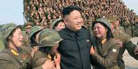<p>Kim Jong-un é ovacionado por militares norte-coreanos</p>  Foto: IB Times / Reprodução