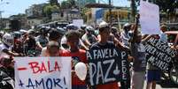 Moradores realizam um protesto pedindo paz no Complexo do Alemão, zona norte do Rio de Janeiro  Foto: José Lucena / Futura Press